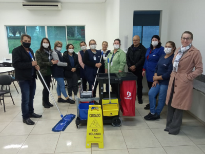 Equipe de limpeza recebe treinamento